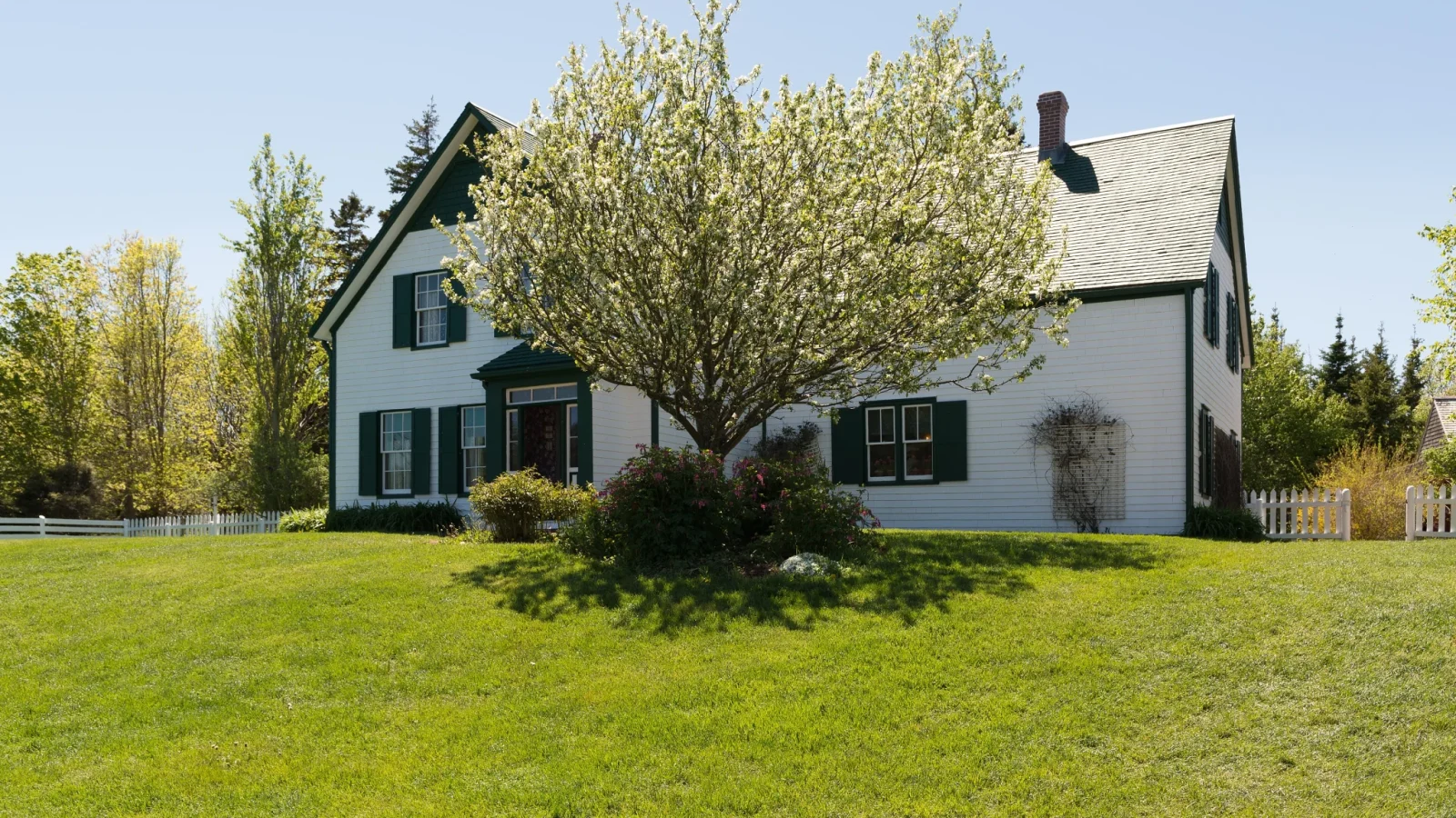 Green Gables Heritage Place house surrounded by lawn and mature trees in Cavendish
