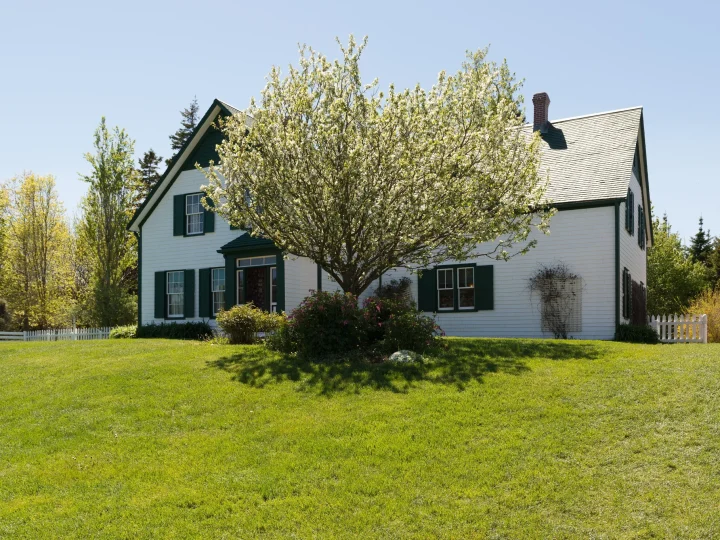 Green Gables Heritage Place house surrounded by lawn and mature trees in Cavendish